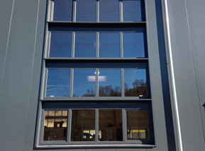 Industriehalle mit Blechdach